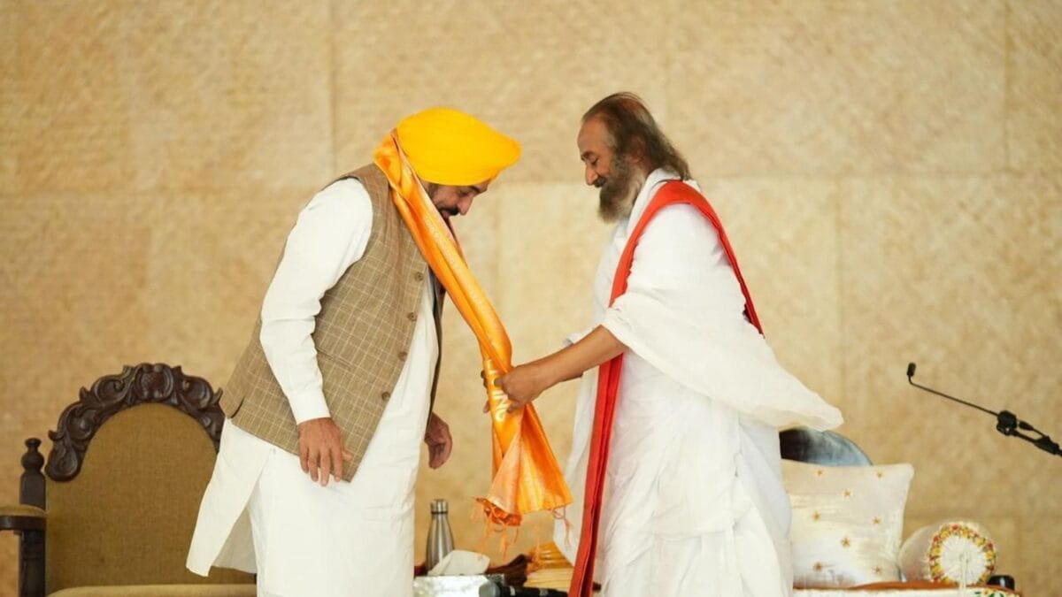 Bhagwant Mann Visits Sri Sri Ravi Shankar’s Bengaluru Ashram, Says He Found ‘Deep Spiritual Peace’ | India News