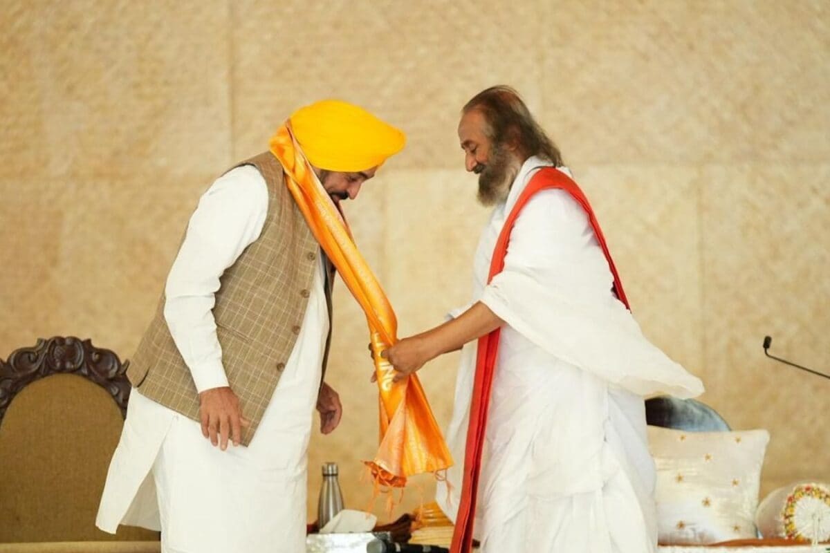 Bhagwant Mann Visits Sri Sri Ravi Shankar’s Bengaluru Ashram, Says He Found ‘Deep Spiritual Peace’