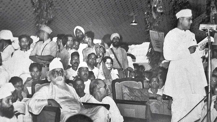 Rabindranath Tagore listens as Netaji Subhas Chandra Bose delivers a speech, highlighting a historic association between two prominent personalities of India’s freedom era. Rabindranath Tagore listens as Netaji Subhas Chandra Bose delivers a speech, highlighting a historic association between two prominent personalities of India’s freedom era.