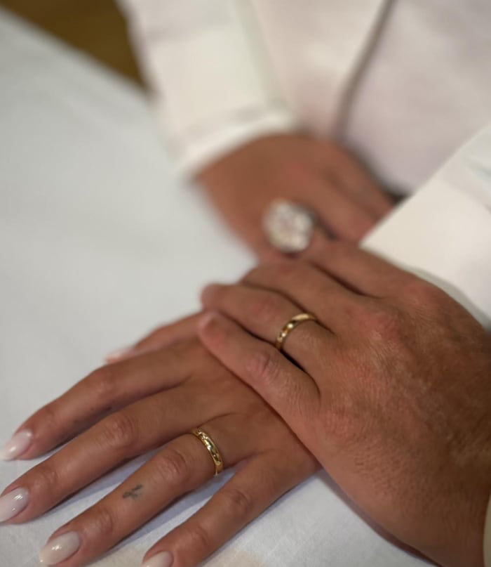 The couple shared the news on Instagram with a photograph of their hands, captioned simply “C ❤️ G”. While the new wedding bands were understated, Rodríguez’s engagement ring could still be seen in the background, offering a glimpse of the spectacular piece Ronaldo gave her when he proposed in 2025. The contrast between the simple bands and the extravagant engagement ring was hard to miss. The couple shared the news on Instagram with a photograph of their hands, captioned simply “C ❤️ G”. While the new wedding bands were understated, Rodríguez’s engagement ring could still be seen in the background, offering a glimpse of the spectacular piece Ronaldo gave her when he proposed in 2025. The contrast between the simple bands and the extravagant engagement ring was hard to miss.