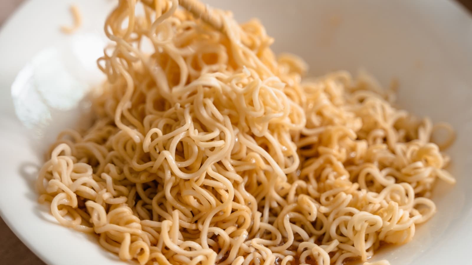 Today, we eat instant noodles whenever hunger strikes in the evening or late at night. We also turn to them when cooking feels like too much work. But this quick fix once helped solve a far more serious problem: food shortage. (Image: Pexels)