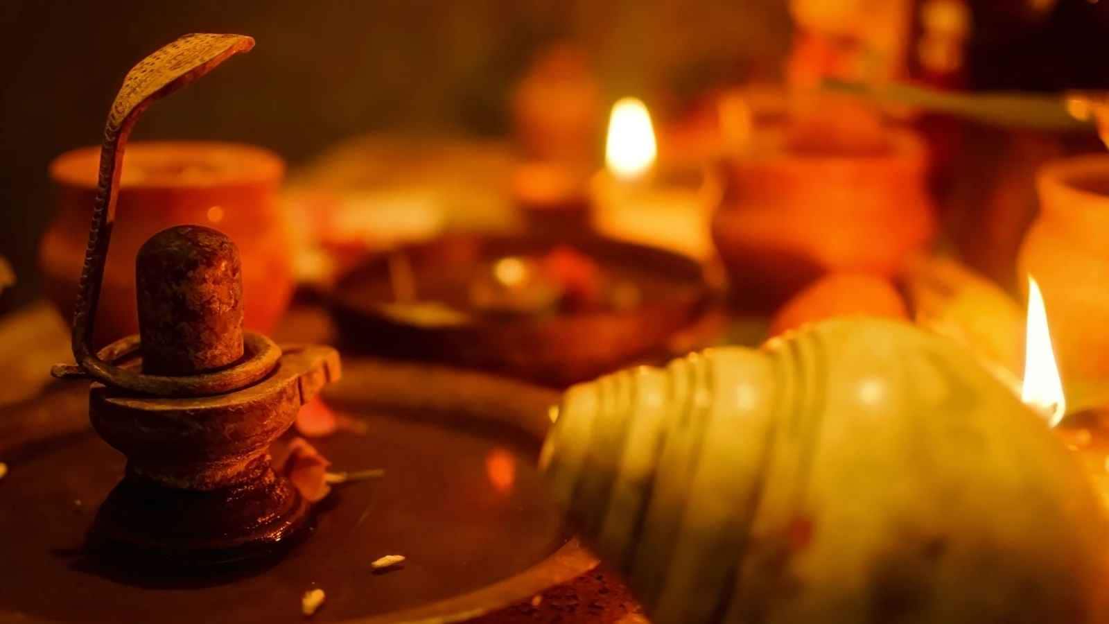 Siddhi Yog begins at 10:27 PM and continues until the next morning. Jalabhishek can begin from Brahma Muhurta and can be performed anytime in the morning. As the day also has Pradosh, devotees can perform Jalabhishek during the evening as well.