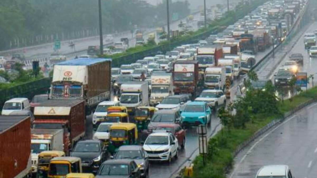குருகிராமில் கனமழை: வெள்ளிக்கிழமை பணிக்கு வீட்டிலிருந்தே பணியாற்ற அறிவுறுத்தல்