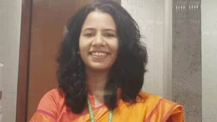 Nidhi eventually decided to attempt the UPSC Civil Services Examination. Since she could not prepare adequately from home, she moved to Delhi to focus on her studies. Her determination paid off. She appeared for the examination and successfully entered the civil services.