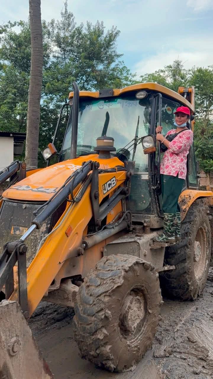 In Sivasagar and Charaideo, damaged roads forced rescuers to rely on boats, banana rafts and muddy footpaths. Dolly took another route, steering heavy excavators through flood-ravaged terrain where conventional rescue vehicles failed. In Sivasagar and Charaideo, damaged roads forced rescuers to rely on boats, banana rafts and muddy footpaths. Dolly took another route, steering heavy excavators through flood-ravaged terrain where conventional rescue vehicles failed.