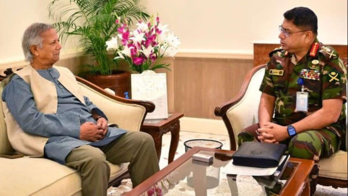 பங்களாதேஷ் ராணுவத் தலைவர் யூனுஸை எதிர்த்தார்: முன்னாள் ஆலோசகர்