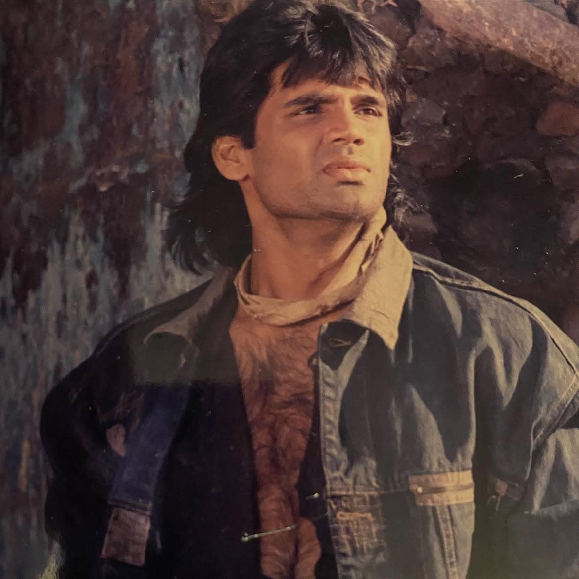 Suniel Shetty was set to work with Divya Bharti in Ek Aur Faulad and Do Kadam Aage. He was also paired with Raveena Tandon in Jahil. Despite these interesting combinations, the films never made it to cinemas. Suniel Shetty was set to work with Divya Bharti in Ek Aur Faulad and Do Kadam Aage. He was also paired with Raveena Tandon in Jahil. Despite these interesting combinations, the films never made it to cinemas.