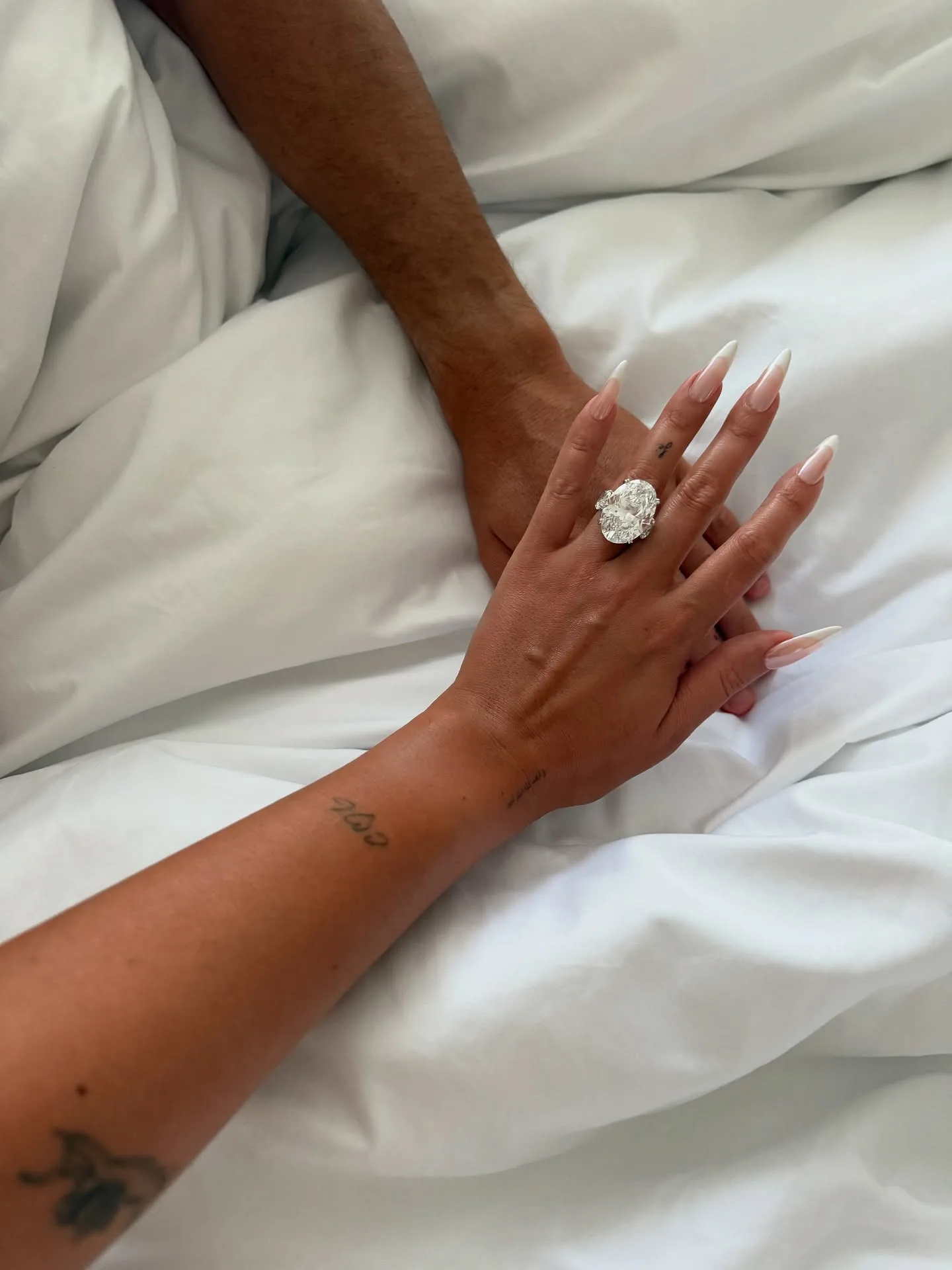 A Diamond Estimated At 15 To 30 CaratsThe centre stone is an oval-cut diamond, with jewellery experts offering varying estimates of its size. Some have placed it at upwards of 22 carats, while others have estimated between 25 and 30 carats. Social media jewellery expert Julia Hackman Chafé, who works in her family's wholesale gemstone business, went even further, estimating the stone at around 35 carats and putting its value at at least $3 million. A Diamond Estimated At 15 To 30 CaratsThe centre stone is an oval-cut diamond, with jewellery experts offering varying estimates of its size. Some have placed it at upwards of 22 carats, while others have estimated between 25 and 30 carats. Social media jewellery expert Julia Hackman Chafé, who works in her family's wholesale gemstone business, went even further, estimating the stone at around 35 carats and putting its value at at least $3 million.