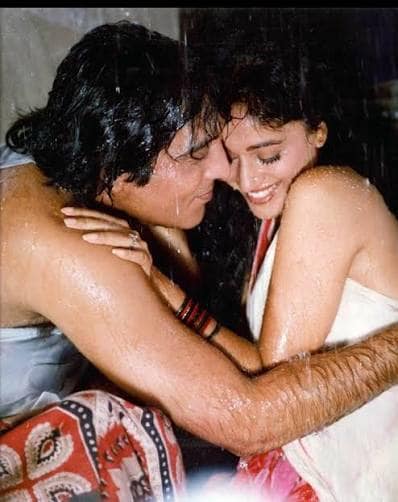 41-year-old Vinod Khanna, who was one of the highest-paid actors of his time, reportedly took a pay cut for an intimate scene with Madhuri Dixit, who was almost half his age.