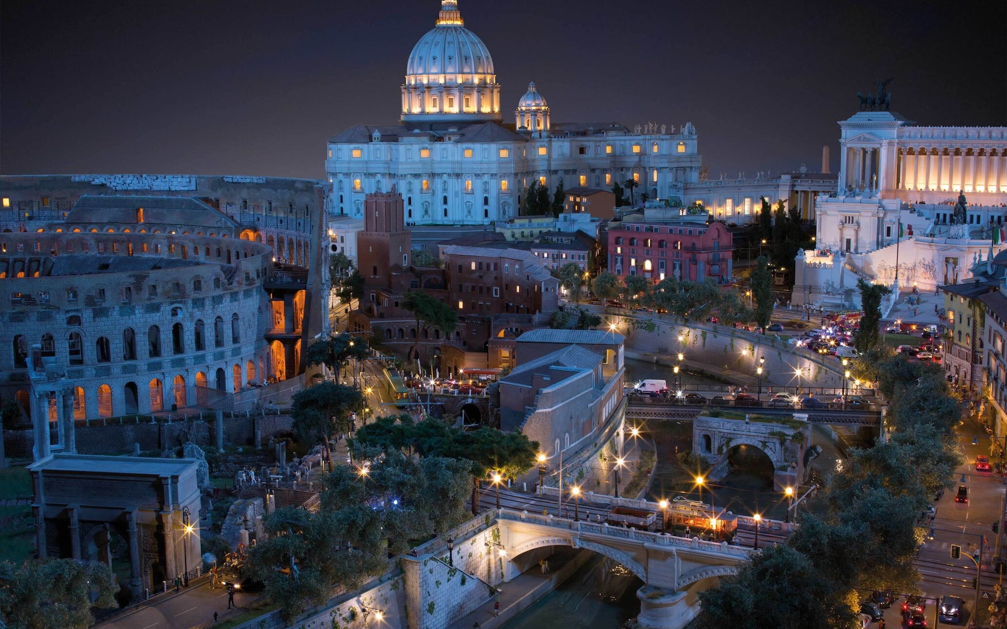  One of the most charming features is the simulated transition from day to night. As the miniature landscapes darken, thousands of lights illuminate buildings, streets, vehicles and landmarks. Airports, cities and railway stations suddenly take on a completely different appearance.