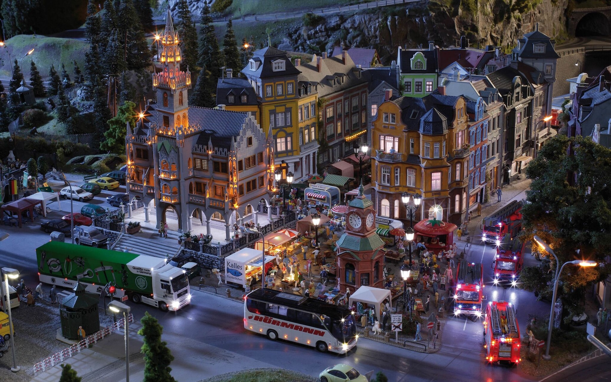 The attraction is packed with details that are easy to miss on a first visit. The current statistics include more than 5,200 buildings, 1,400 signals and over 500,000 LEDs. There are also more than 150,000 miniature trees and hundreds of thousands of figures.