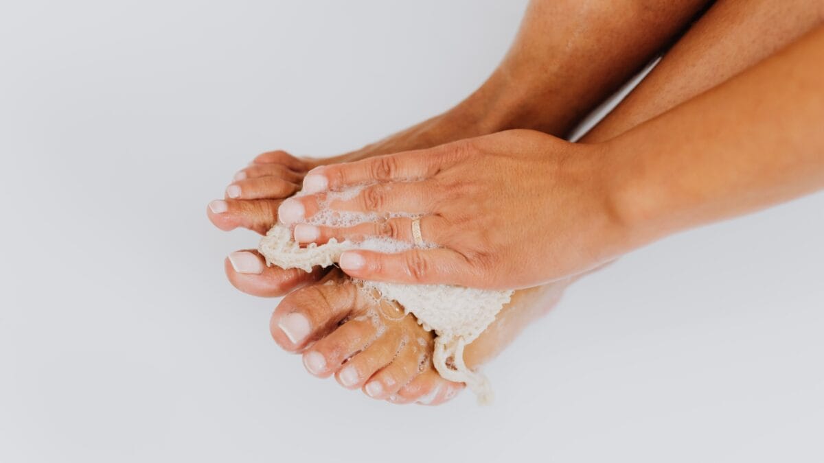 Smelly Even After A Bath, Your Shower Routine Might Be The Problem: 5 Easy Fixes