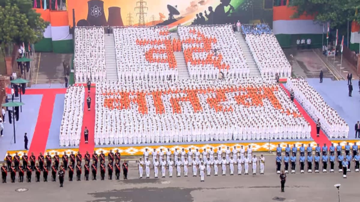 வந்தே மாதரம் முழு பதிப்பு முதன்முறையாக செங்கோட்டையில் இசைக்கப்பட்டது