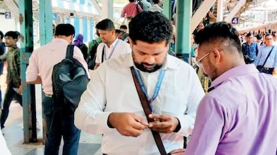 Accepted proofs include Aadhaar, PAN card, passport, driving licence, voter ID and certain other government-issued photo IDs. A photocopy or an image stored on a phone may not be accepted.