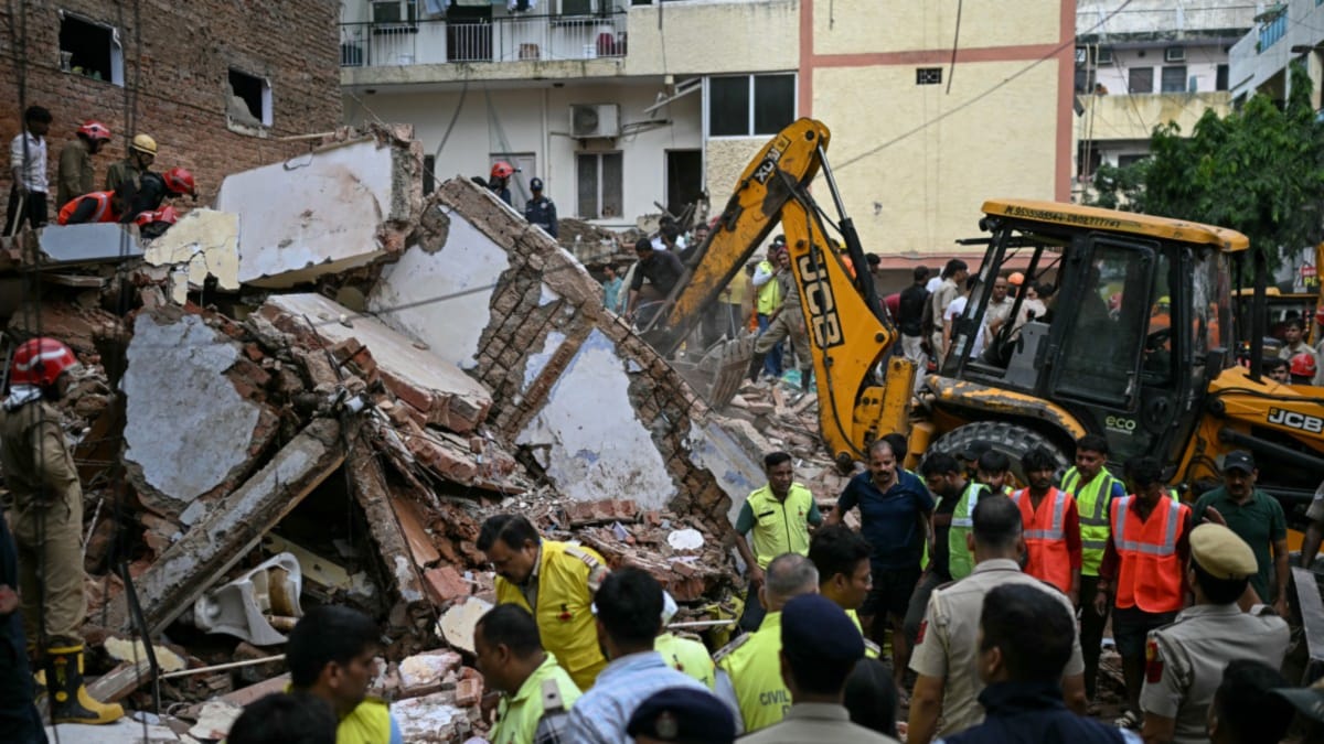 Photo: news18.com Cinq morts dans l'effondrement d'un immeuble à Satya Niketan