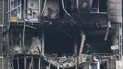 A view shows a damaged multi-storey apartment building following a drone attack in Kotelniki in the Moscow region on September 20, 2026. (AFP photo)