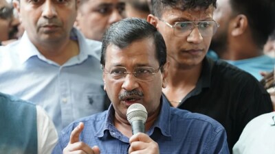 Kejriwal inspected the road and questioned the BJP-led Delhi government over its construction.