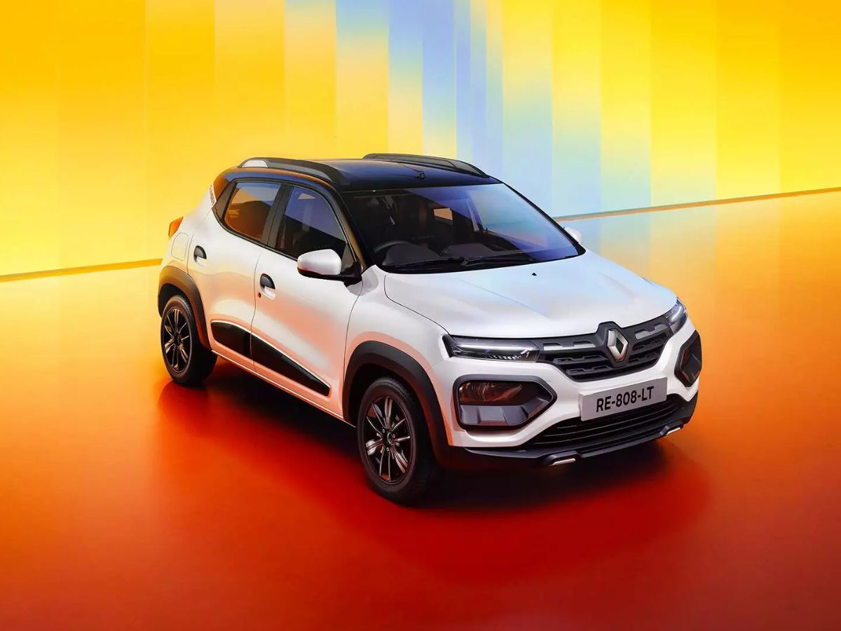 Renault Kwid: ਇਸ ਬਜਟ ਰੇਂਜ ਵਿਚ ਕਵਿਡ ਆਪਣੇ ਸਟਾਈਲਿਸ਼ ਲੁੱਕ ਅਤੇ ਪ੍ਰੀਮੀਅਮ ਅਪੀਲ ਦੇ ਕਾਰਨ ਨੌਜਵਾਨਾਂ ਵਿਚ ਕਾਫ਼ੀ ਪ੍ਰਸਿੱਧ ਰਹੀ ਹੈ। ਮੌਜੂਦਾ ਸਮੇਂ ਵਿਚ ਇਸਦੀ ਐਕਸ-ਸ਼ੋਰੂਮ ਕੀਮਤ ₹4,29,900 ਤੋਂ ਸ਼ੁਰੂ ਹੁੰਦੀ ਹੈ, ਜਿਸ ਨਾਲ ਇਸਦਾ ਬੇਸ ਵੇਰੀਐਂਟ ₹5 ਲੱਖ ਦੇ ਅੰਦਰ ਆ ਜਾਂਦਾ ਹੈ। ਡਿਜ਼ਾਈਨ ਦੇ ਮਾਮਲੇ ਵਿਚ ਇਹ ਇਕ ਮਿੰਨੀ ਕ੍ਰਾਸਓਵਰ ਵਰਗੀ ਦਿਖਾਈ ਦਿੰਦੀ ਹੈ, ਜਿਸ ਵਿਚ LED DRLs, ਰੂਫ ਰੇਲ੍ਸ ਅਤੇ ਵਧੀਆ ਗਰਾਊਂਡ ਕਲੀਅਰੈਂਸ ਮਿਲਦਾ ਹੈ। ਇਸਦਾ ਅੰਦਰੂਨੀ ਹਿੱਸਾ ਕਾਫ਼ੀ ਸਪੇਸ਼ੀਅਸ ਹੈ ਅਤੇ ਇਸ ਵਿਚ 8-ਇੰਚ ਦਾ ਵੱਡਾ ਟੱਚਸਕ੍ਰੀਨ ਇਨਫੋਟੇਨਮੈਂਟ ਸਿਸਟਮ ਦਿੱਤਾ ਗਿਆ ਹੈ।