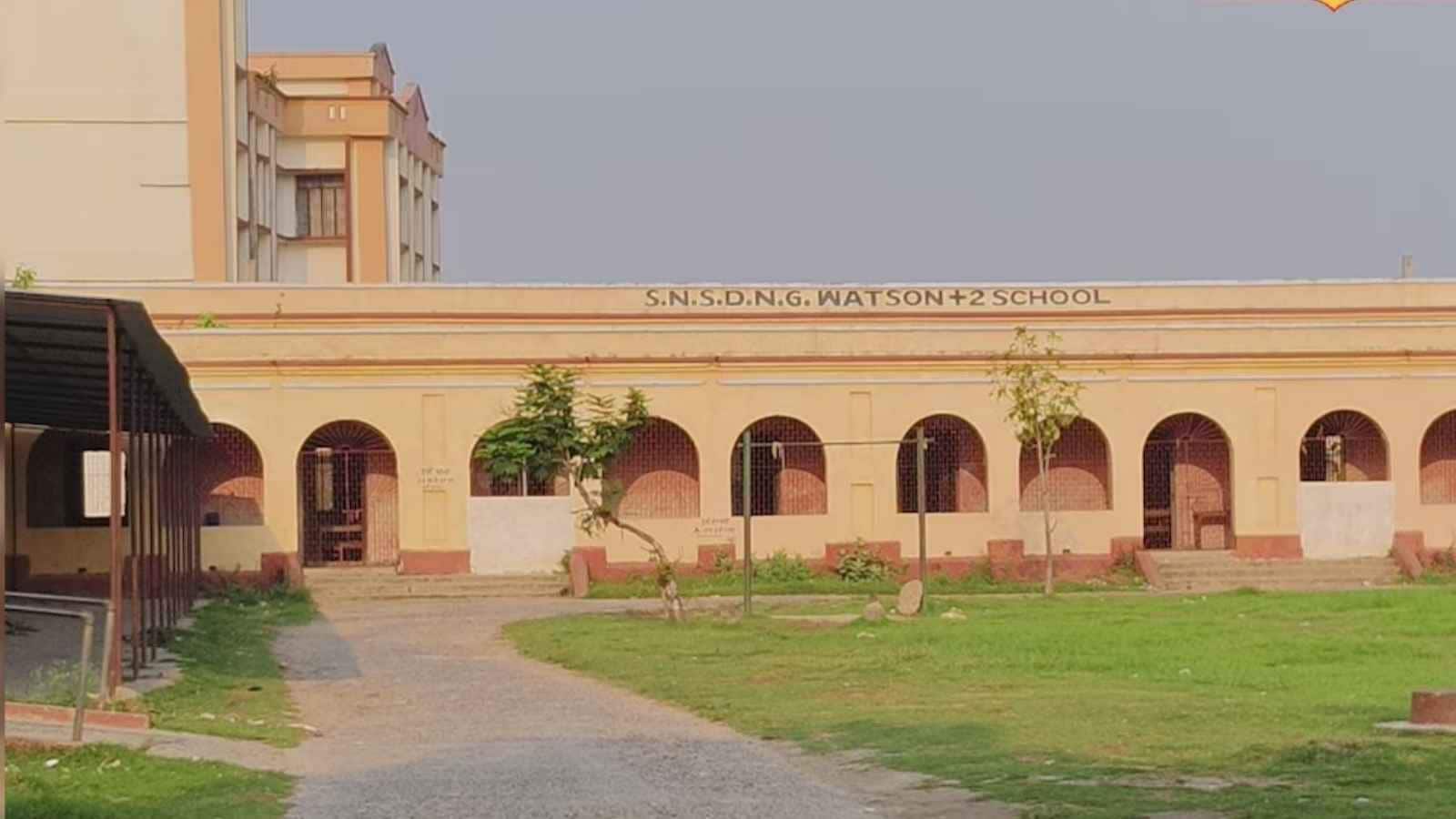 Despite crossing the 125-year mark, the school's primary building remains exceptionally sturdy. Local residents praise its classic British-era construction, featuring a massive central hall that comfortably accommodates over 500 students or government officials for high-level district meetings.