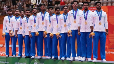 India men's kabaddi team players pose for photo with gold medal after winning final against Iran. (Picture Credit: AP)