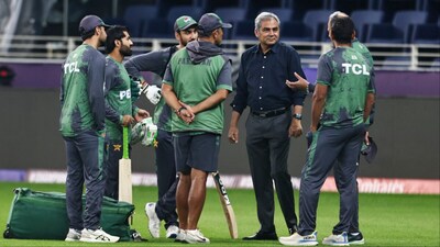 Mohsin NAqvi qith Pakistan's players. (Picture Credit: AFP)