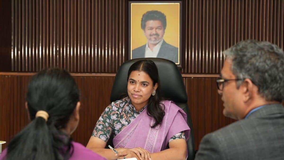 கீர்த்தனா விடுப்பு சர்ச்சை: மாதவிடாய் கேள்விக்கு பதிலடி