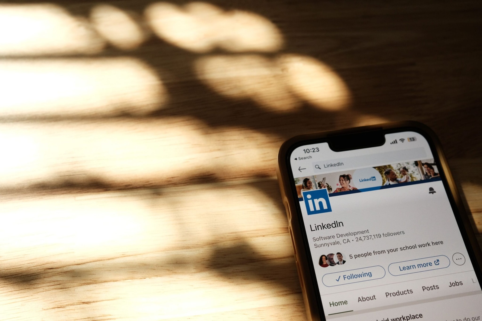 Follow before connecting: Follow professionals, companies or ideas that interest you to understand the conversations they are part of. (Image: Pexels)