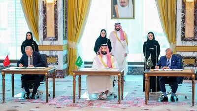 Saudi Crown Prince Mohammed bin Salman (C), Turkish President Recep Tayyip Erdogan (L) and Pakistani PM Shehbaz Sharif signing the Mecca Joint Defence Agreement in Mecca. (File photo)