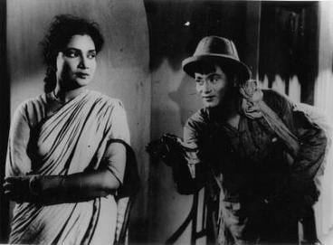 ‘Neel Akasher Neechey’ narrated the freedom struggle against the backdrop of the socio-economic abyss among Indians. The story revolves around the bond between a housewife and a street vendor. It was banned for its highly political overtones. (Image: IMDb) ‘Neel Akasher Neechey’ narrated the freedom struggle against the backdrop of the socio-economic abyss among Indians. The story revolves around the bond between a housewife and a street vendor. It was banned for its highly political overtones. (Image: IMDb)