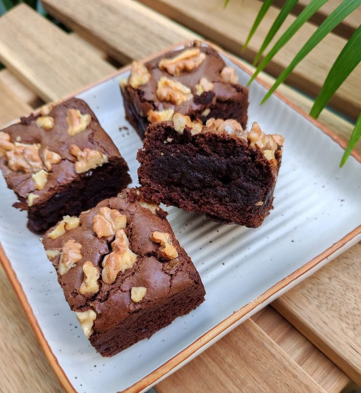 Proso Millet Brownies: Baked using finely ground proso millet flour, dark chocolate, and unrefined sugar, these dense, fudgy brownies deliver pure comfort. Completely gluten-free and packed with plant protein, they offer a rich, chocolatey treat without any post-dessert guilt.