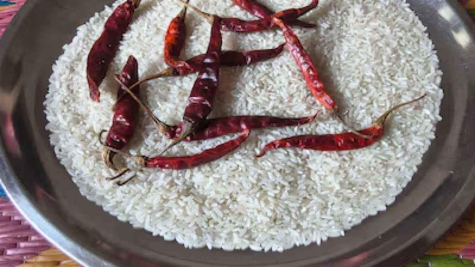 Adding 3 to 4 whole, dried red chillies to your rice container creates a natural bug barrier. The sharp, pungent aroma naturally repels insects, preserving stored grains safely over long periods without resorting to harmful chemical preservatives.