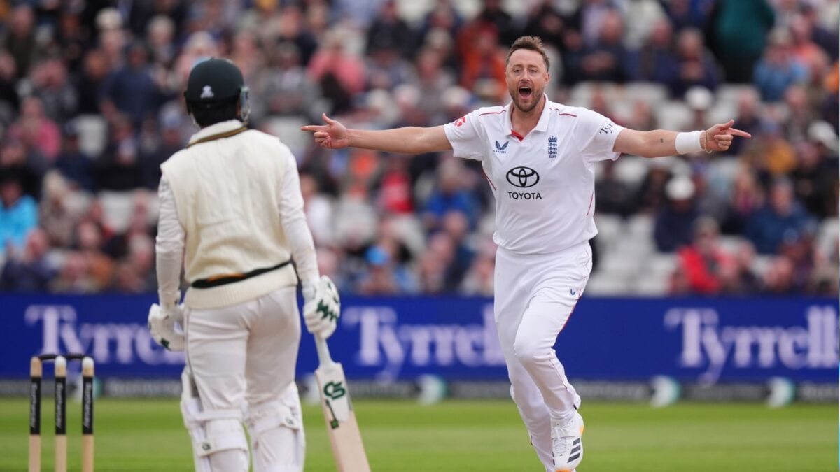 Ollie Robinson & Mohammad Abbas Create Test History With Matching Second-Innings Bursts