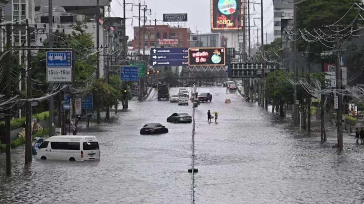 பாங்காக் வெள்ளம்: பேரிடர் மண்டலமாக அறிவிப்பு