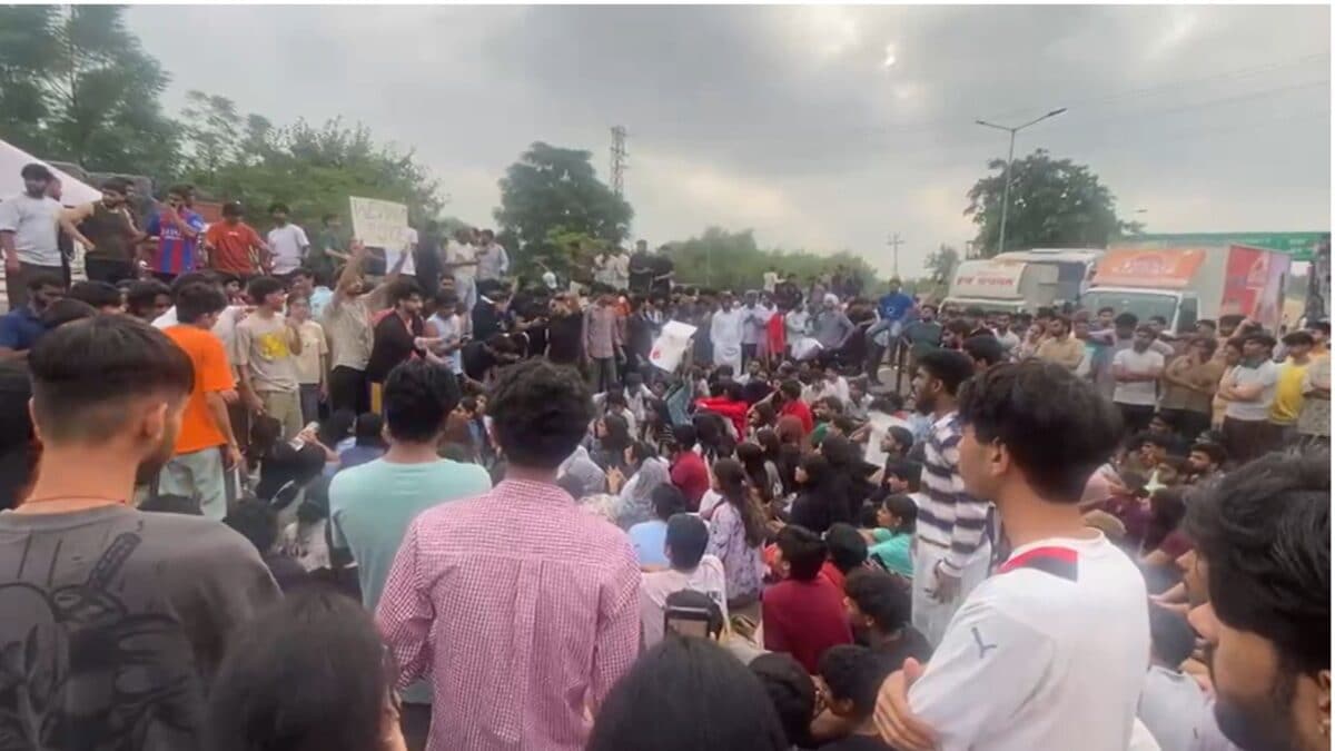 போலி வதந்தியால் எல்பியூவில் மாணவர் போராட்டம்: விசாரணை