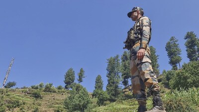 A security personnel stands guard during an anti-terror operation. (IMAGE: PTI FILE/REPRESENTATIVE)
