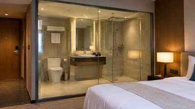 Hotel Guest Questions Clear Glass Bathroom With No Privacy: ‘Just Give Me A Solid Wall’