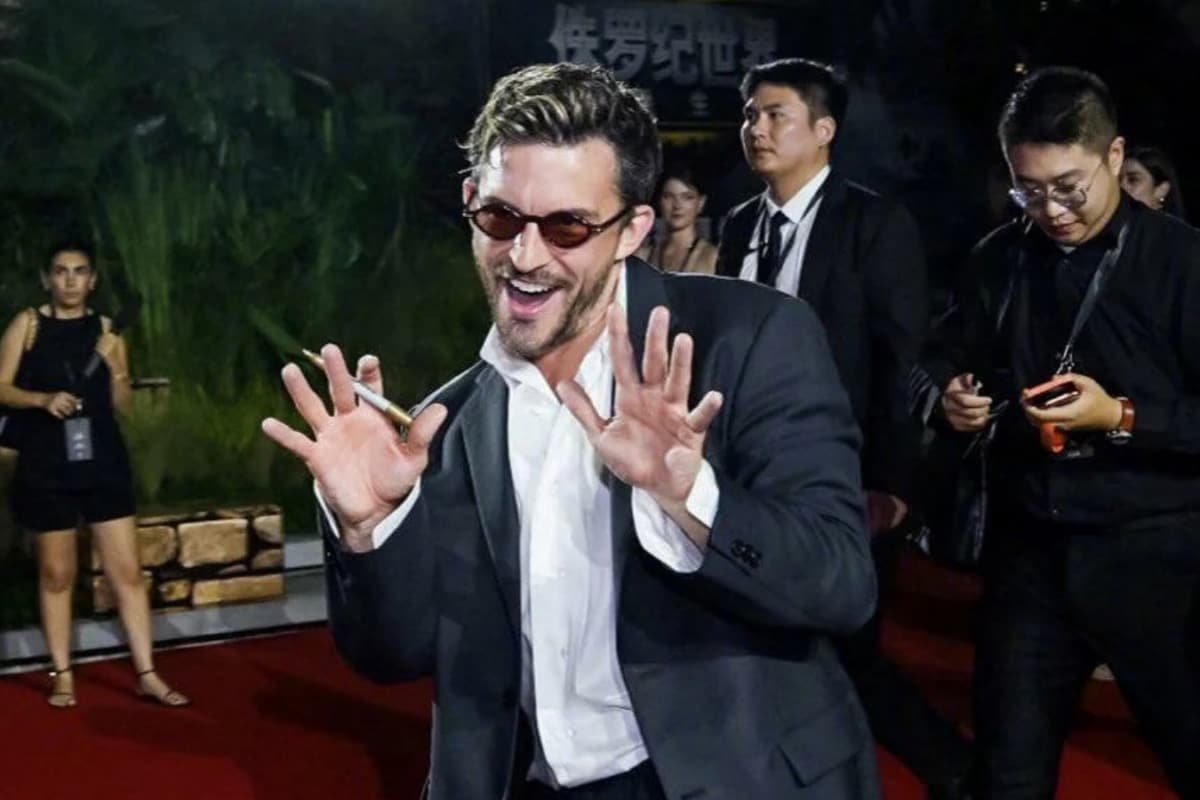 Slutty Little Glasses Are Still Having Their Hot-Guy Moment, And Jonathan Bailey Is Very Much To Blame