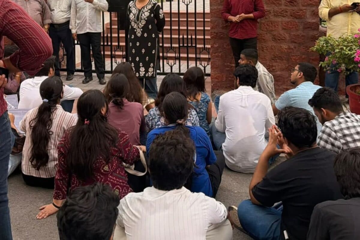 'Gaadi Mein Baith!': Men In SUV Harass, Chase Two Female Delhi University Students Near North Campus