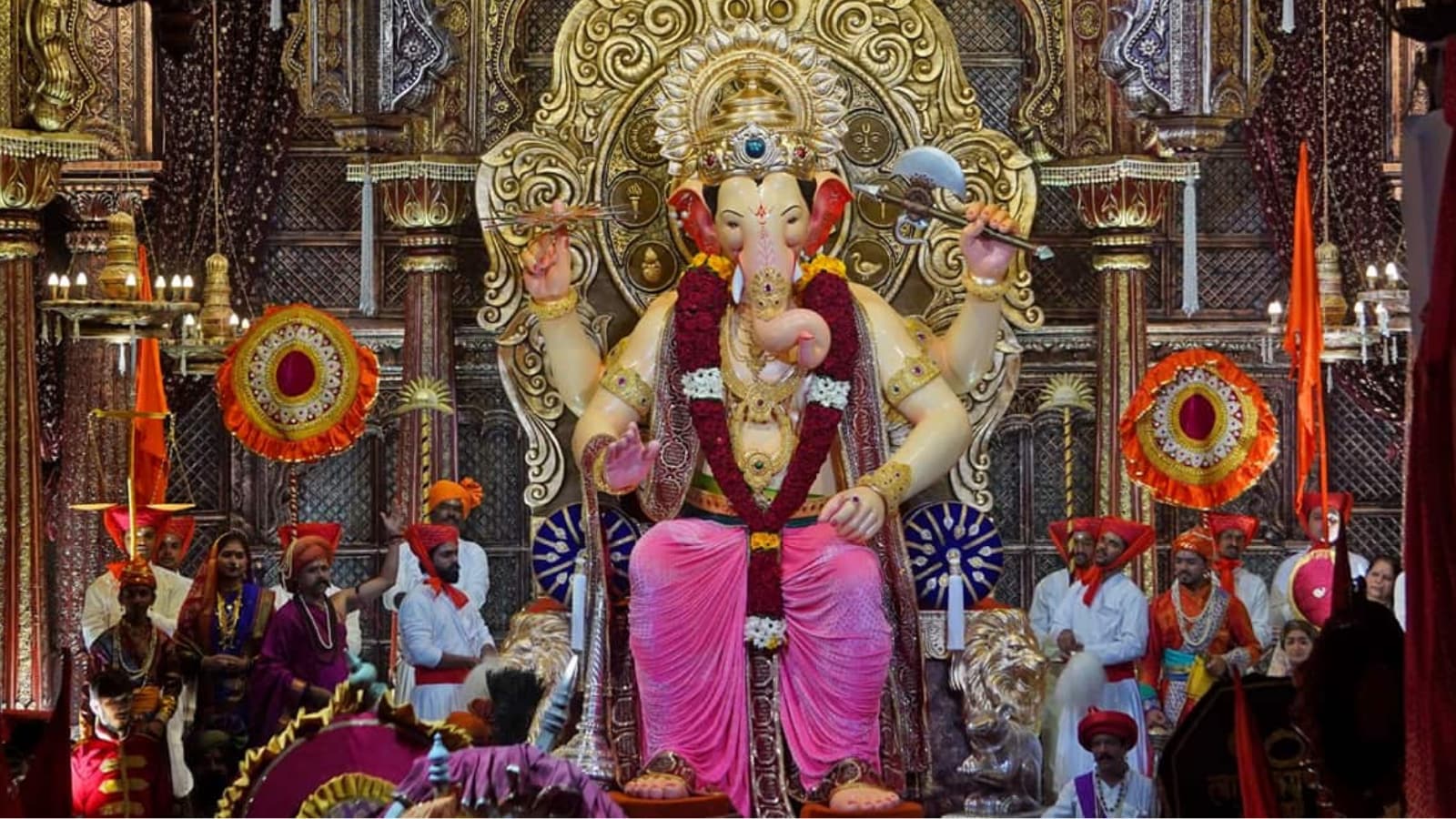 Lalbaugcha Raja Vs Mumbaicha Raja Vs GSB: What Makes Mumbai’s Famous Ganpatis Unique? 19 lalbagcha raja Mumbai Ganpati 2026 09 d9ed56a05f1c05667fd34e4f77a2c033