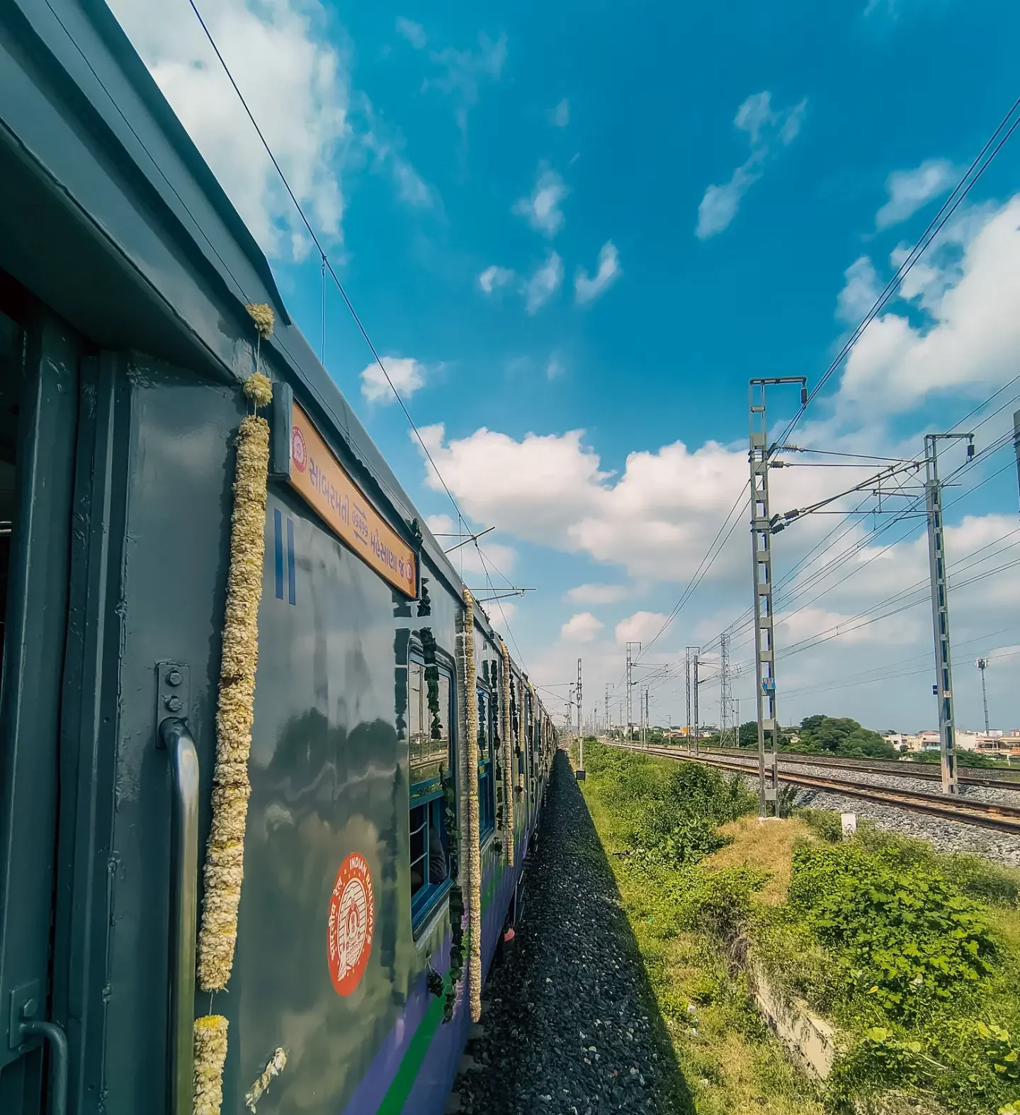  Despite being called an LNG-powered train, it is actually a dual-fuel train. Its engines can use both LNG and diesel. This means the train does not have to depend entirely on LNG and can switch to diesel depending on operating requirements and fuel availability.