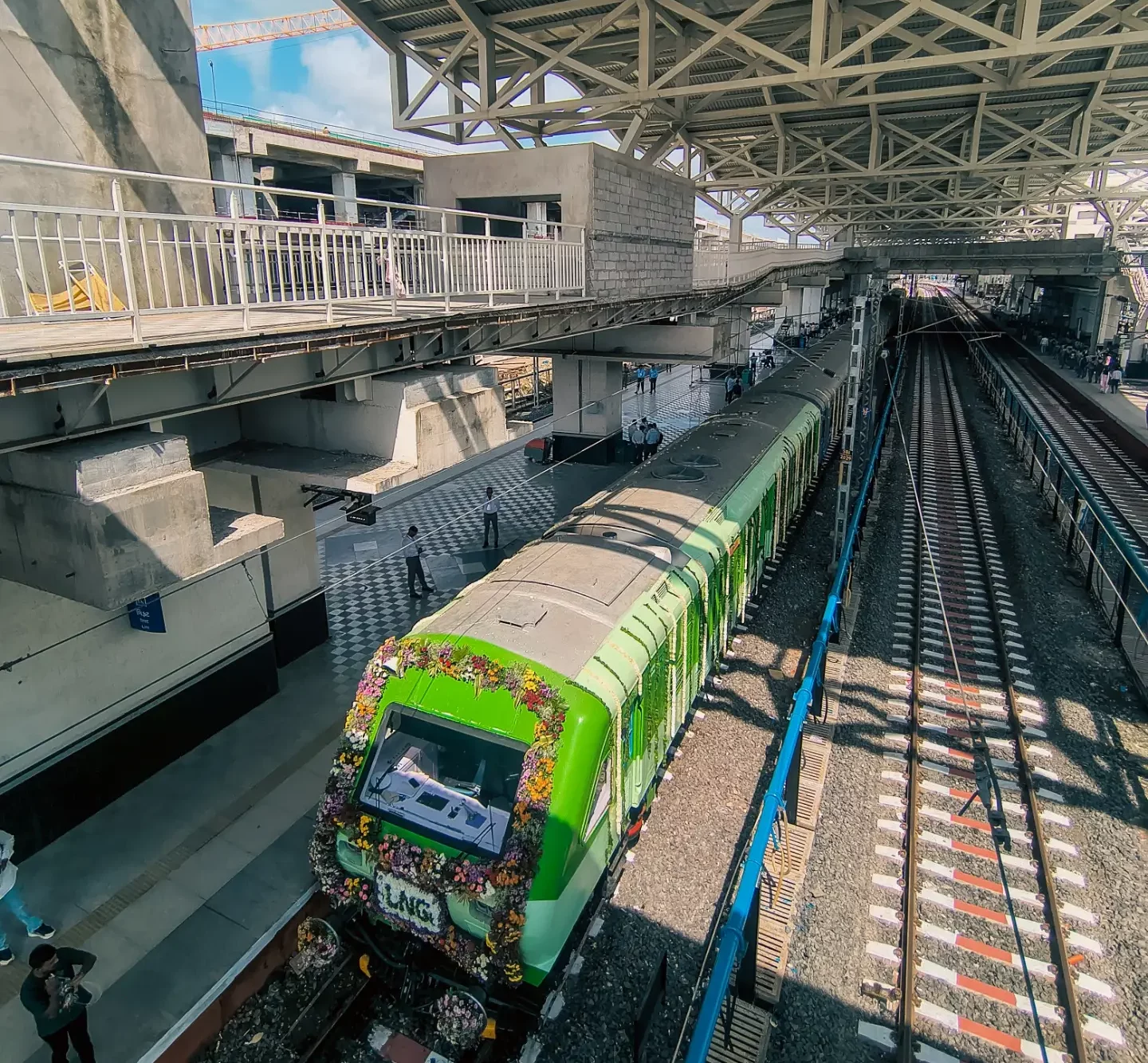 India’s railway network has added another alternative-fuel experiment with the launch of the country’s first LNG-powered train. Flagged off from Sabarmati Railway Station in Ahmedabad on September 27, 2026, the train uses a dual-fuel system that allows it to run on both liquefied natural gas (LNG) and diesel. The initiative comes shortly after India introduced its first hydrogen-powered train and is aimed at reducing diesel consumption and emissions on routes that are not fully electrified. 