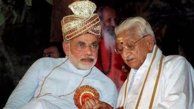 PM Narendra Modi with Ashok Singhal. (Image: narendramodi.in)