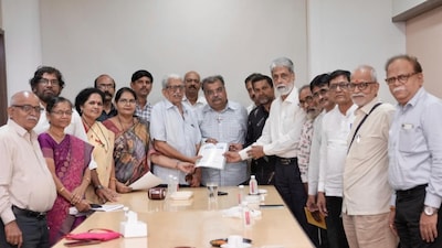 The meeting comes amid continued demands from Mumbai and Thane commuters for additional rail infrastructure as the suburban network faces pressure from large numbers of daily passengers.