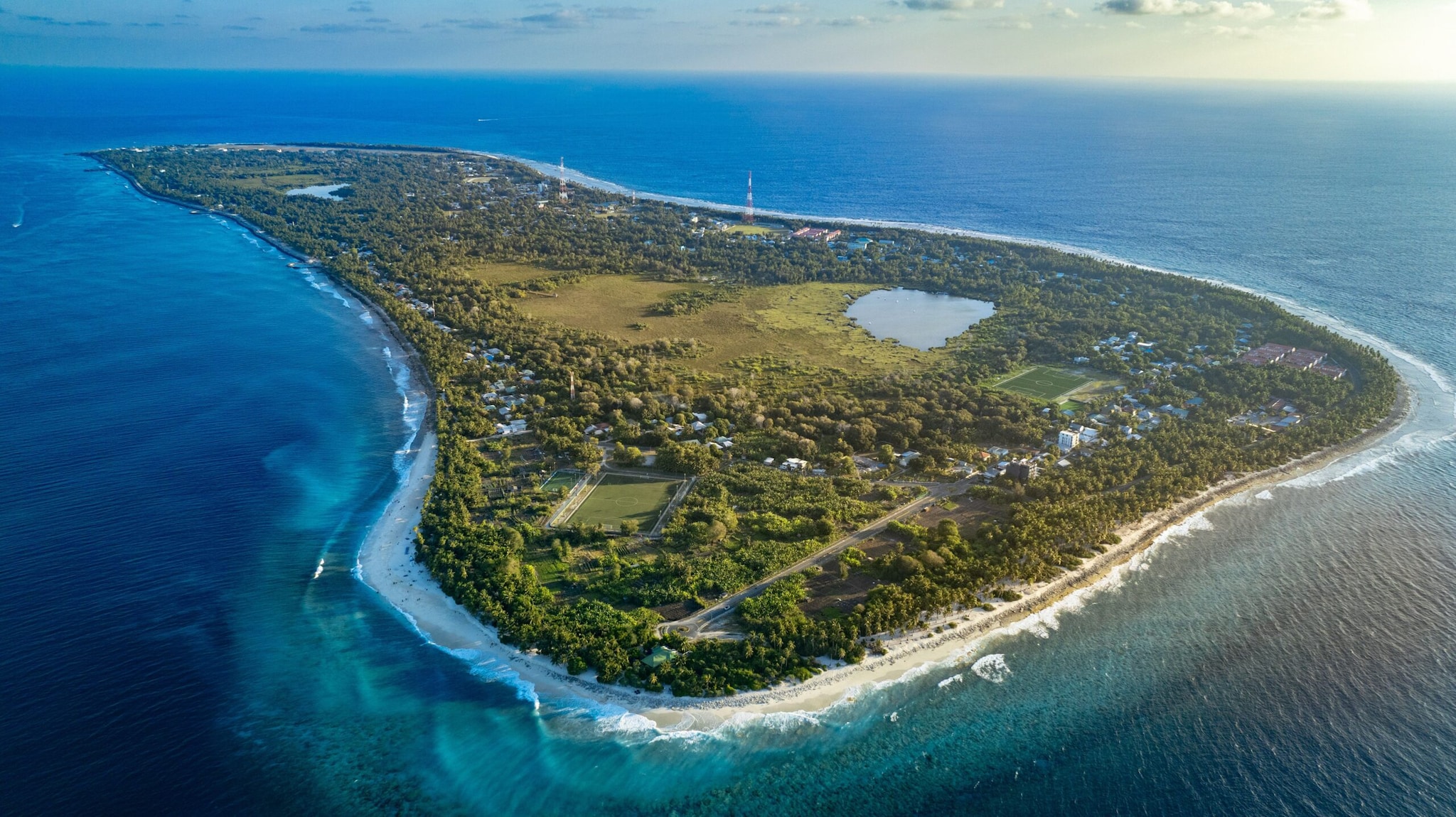 The entire country is a tiny island, divided into districts rather than large cities. Yaren functions as the main administrative area, but it was never formally designated as the national capital. This is why references to Nauru often describe it as having "no capital city per se", while identifying Yaren as the location of government offices. The entire country is a tiny island, divided into districts rather than large cities. Yaren functions as the main administrative area, but it was never formally designated as the national capital. This is why references to Nauru often describe it as having "no capital city per se", while identifying Yaren as the location of government offices.