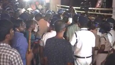 Students block gate at Satyajit Ray Film And Television Institute, demand arrests (Photo: video, screengrab)