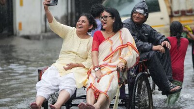 Bengaluru Weather Today: Karnataka braces for early northeast monsoon rains and thunderstorms. Bengaluru expects waterlogging from afternoon showers, while heavy rain disrupts Mysuru's Yuva Dasara and triggers statewide alerts.