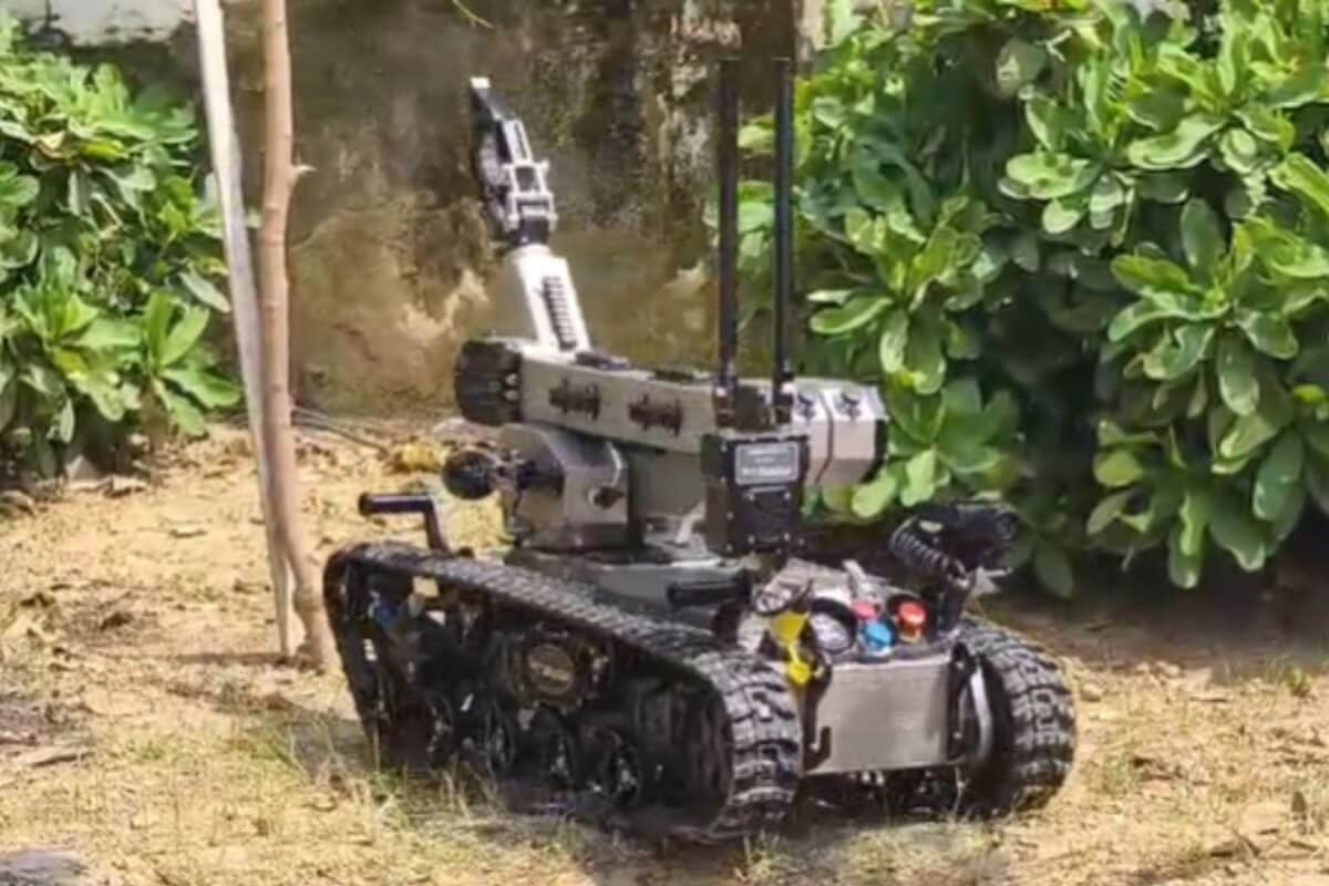Meet Delhi Police’s New Robot That Can Lift Suspected Bombs Up To 50 Kg