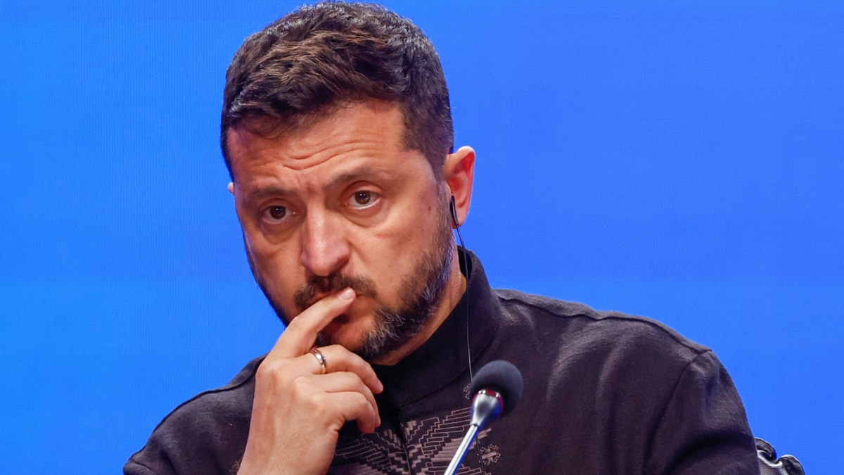 Zelensky Warns Airlines to Avoid Russian Airspace