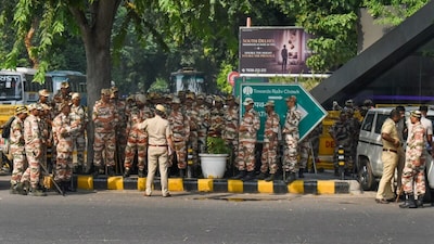 Police and security personnel stand guard ahead of the INDIA bloc's march to Rashtrapati Bhavan on Friday. (PTI) 