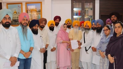 AAP delegation met Jathedar Kuldeep Singh Gargajj and submitted a memorandum seeking action against police action at Bangla Sahib.